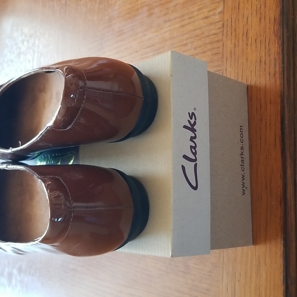 Clarks Patent Leather Ladies Flats - Picture 3 of 6